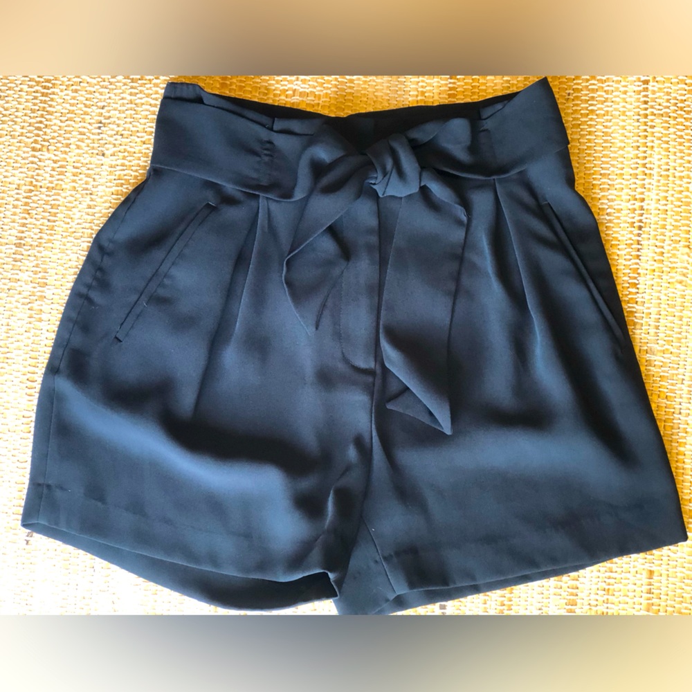NWOT H&M s8 blk dressy shorts Hi waist, self belted, cuffs Super cute